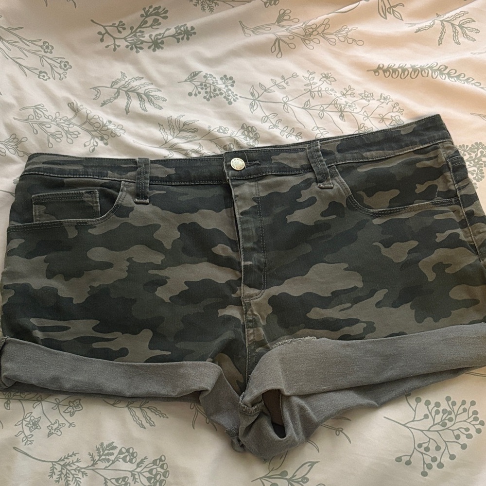Universal Thread Camo Jean Shorts